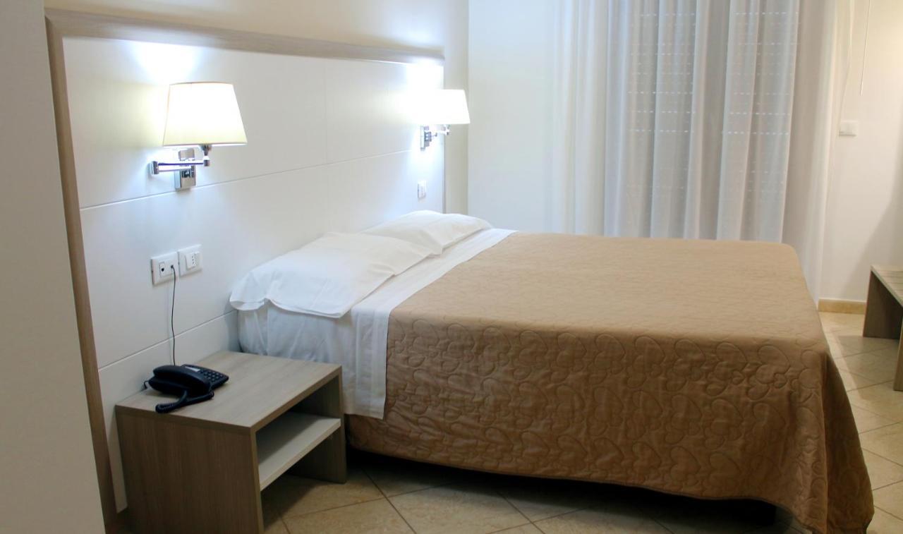 Hotel Victoria Торе Санта Сабина Екстериор снимка